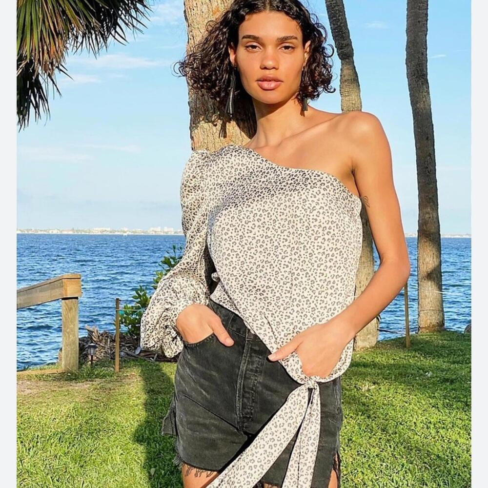 NWT Mare Mare Animal Print One Shoulder Puff Sleeve Tie Blouse Top Women’s Small